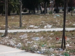 Lecce, Viale dello Stadio invaso dai rifiuti di plastica