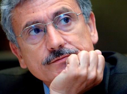 D'Alema incontra gli imprenditori e intanto sostiene la Capone