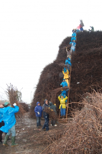 Focàra di Novoli, malgrado la pioggia proseguono i lavori