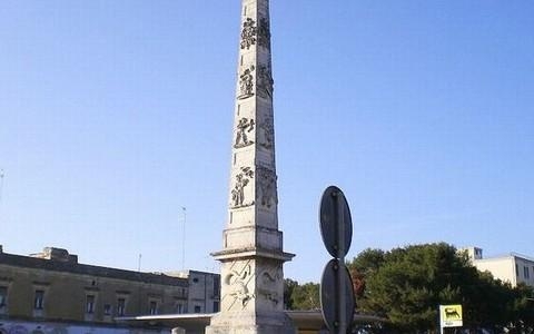 L'obelisco brilla di luce nuova