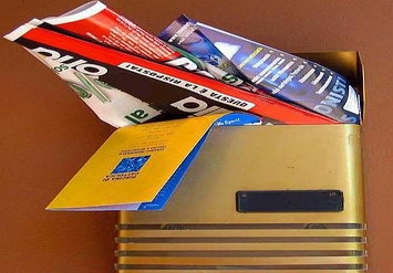 Lecce, obbligo di rimuovere le cassette pubblicitarie aperte:...