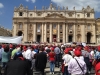Piazza San Pietro pronta ad accogliere Papa Francesco per dare il via al rito di canonizzazione